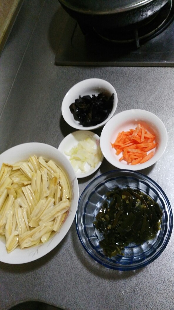 野山椒海带丝炒腐皮,切好<a style='color:red;display:inline-block;' href='/shicai/ 25'>胡萝卜</a>丝，<a style='color:red;display:inline-block;' href='/shicai/ 29'>洋葱</a>粒，木耳切大片