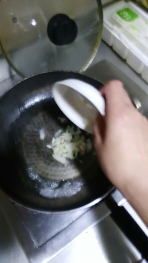 野山椒海带丝炒腐皮,油锅烧热加入洋葱━胡萝卜粒━腐皮。