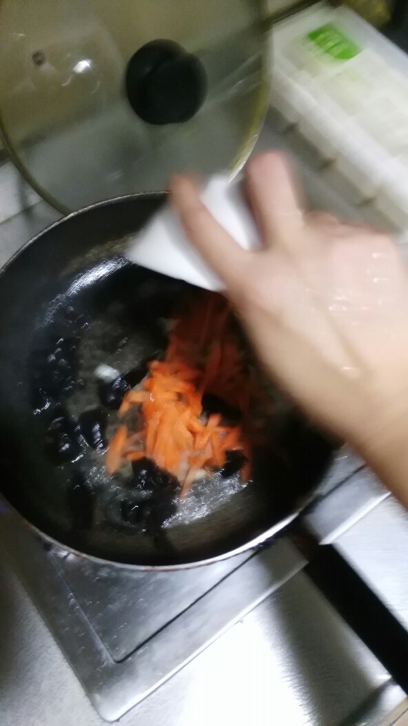 野山椒海带丝炒腐皮,胡萝卜粒