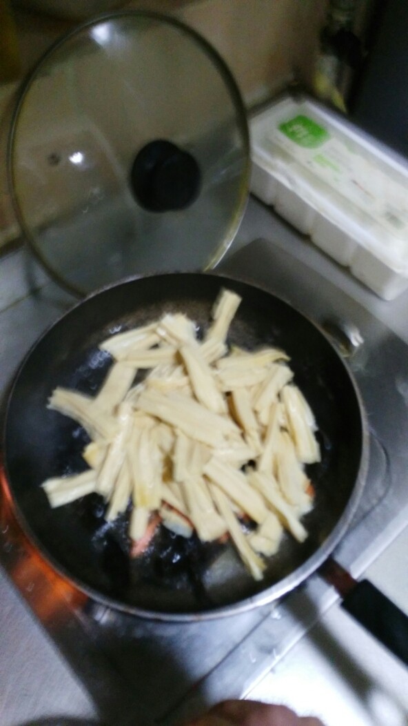 野山椒海带丝炒腐皮,加入腐皮