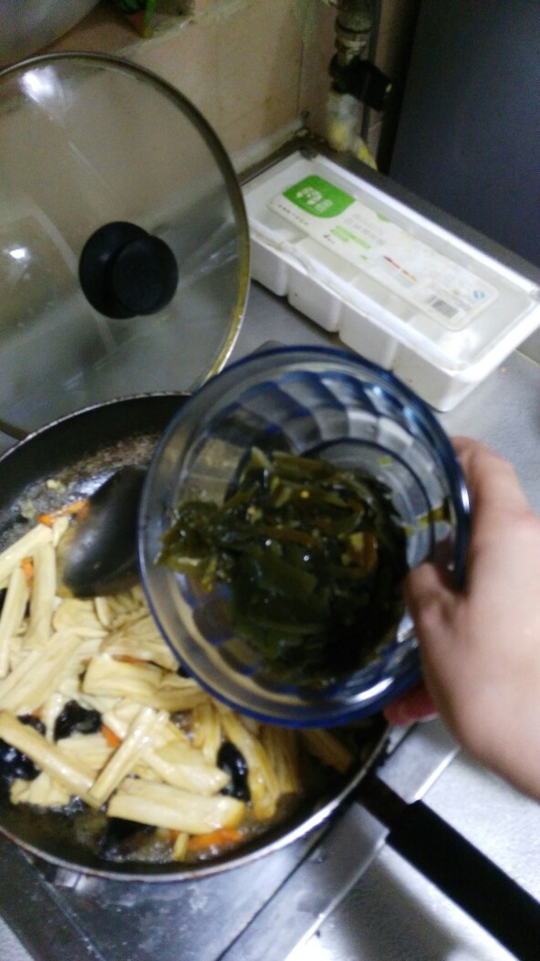 野山椒海带丝炒腐皮,加入野山椒