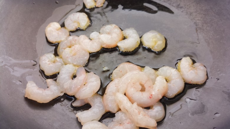 虾仁滑蛋,然后锅里热油,先把虾仁放进去炒。