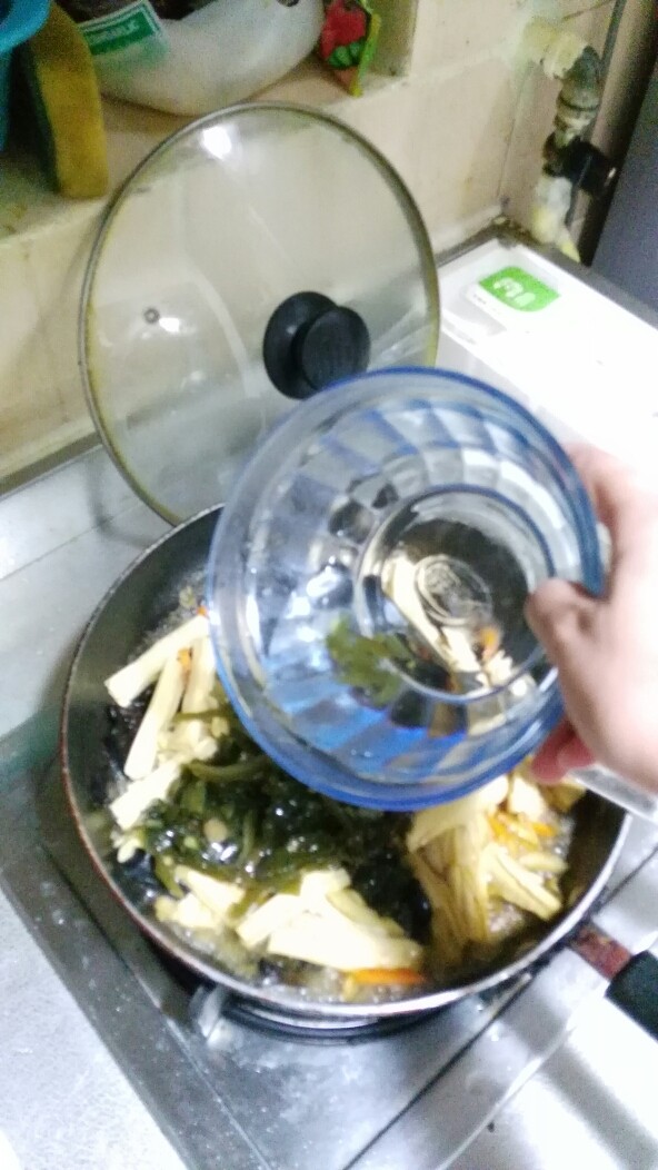 野山椒海带丝炒腐皮,加少许水