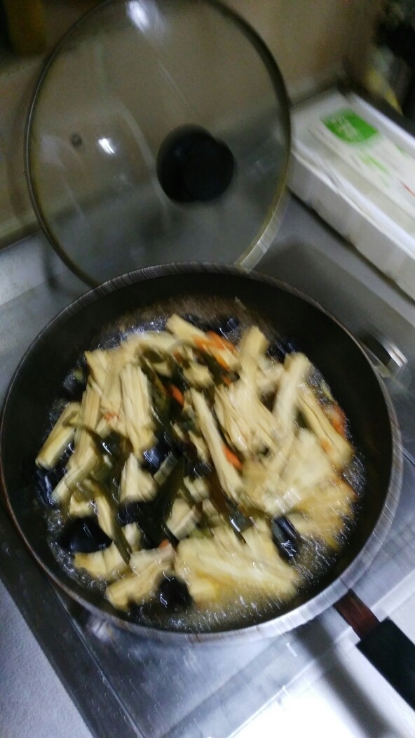 野山椒海带丝炒腐皮,将食材翻炒均勻。