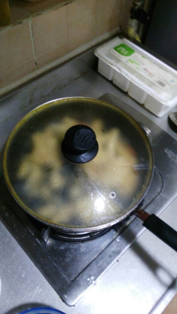 野山椒海带丝炒腐皮,盖上锅盖，小火焖5分钟。