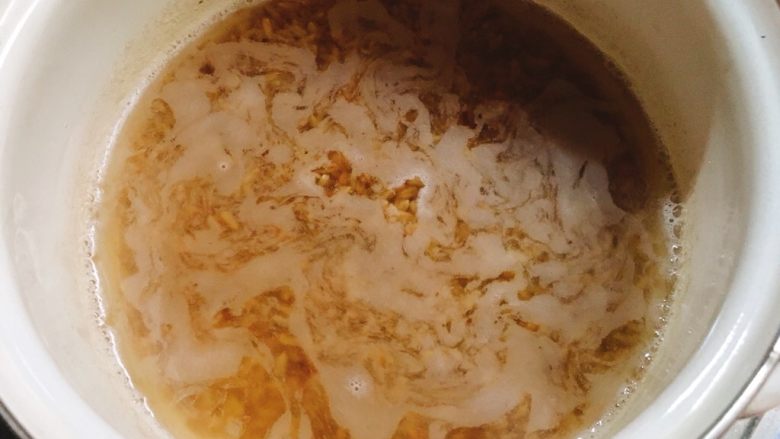 燕麦米金瓜牛奶糖水 香甜滋润,加入半碗冷水,继续煮。