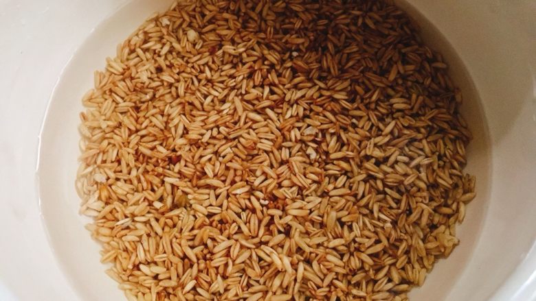 燕麦米金瓜牛奶糖水 香甜滋润,燕麦浸泡后,上炉煮…