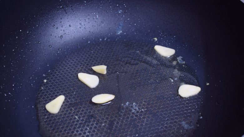 秋葵炒鸡蛋,另起锅倒入适量的食用油烧热后,放入蒜片炒出香味