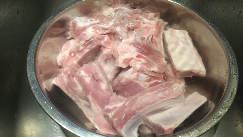 铸铁锅版之䜴汁排骨,肋排採用流水法去血水!可用过滤水浸泡半小时,中间记得换水即可!