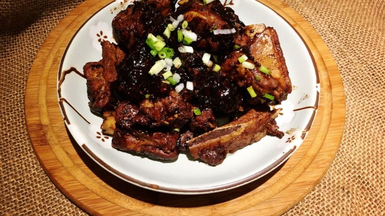 铸铁锅版之䜴汁排骨,或是盛盘撒葱花!开动!