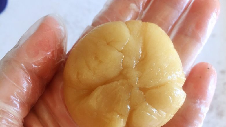 传统双酥果仁月饼(木糖醇糖浆),收口一定要收紧,油酥跟油酥都特别软,不太好操作,新手可以借助保鲜膜来操作,就是在手掌放一个保鲜膜来进行操作会好很多