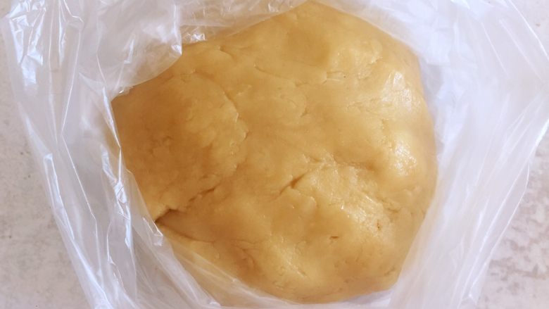 传统双酥果仁月饼(木糖醇糖浆),把饼皮部分材料混合至无干粉状态待用