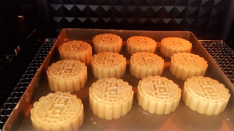 传统双酥果仁月饼(木糖醇糖浆),烤箱提前预热200度烤8分钟使表面定型