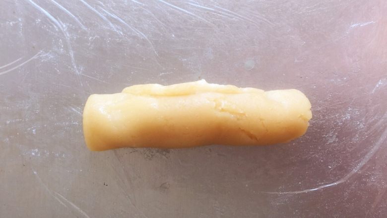 传统双酥果仁月饼(木糖醇糖浆),面团压扁,把面团从上向下卷成卷