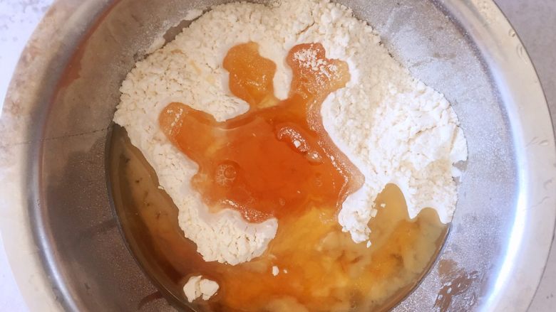 传统双酥果仁月饼(木糖醇糖浆),把饼皮部分需要的材料一次性放入一个干净的容器中搅拌均匀
