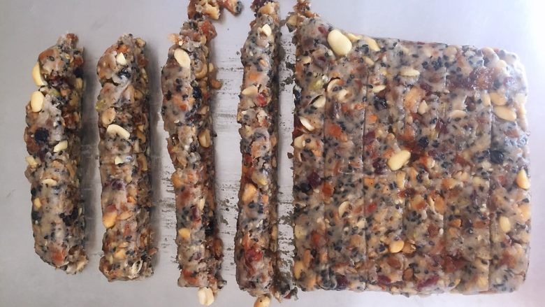 传统双酥果仁月饼(木糖醇糖浆),纵向等分出10份画印做记号,横向在长方形中间做个记号,用刀切出10个竖条,每个竖条再平均分两个,刚好20个