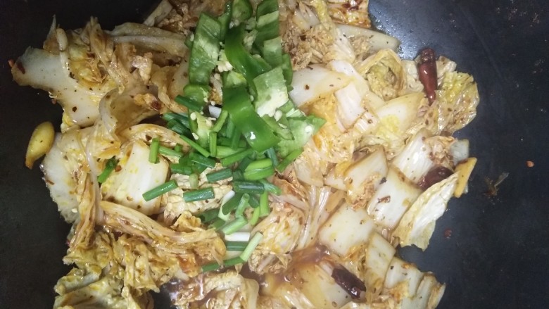 酸辣白菜,放入青椒和葱段翻炒1分钟