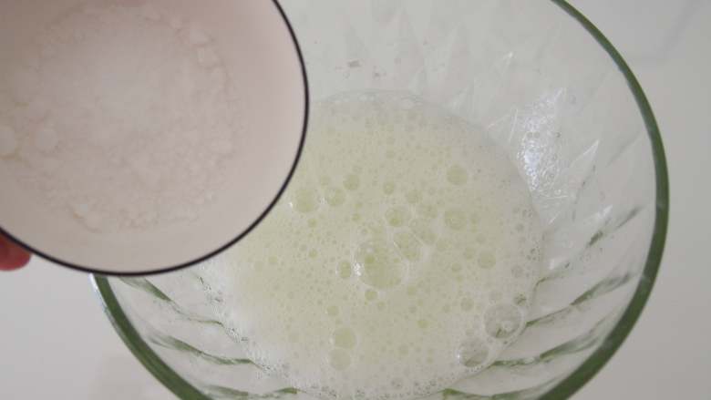红茶戚风,蛋白打发出鱼眼泡后加入三分之一糖,打发纹路明显加入第二次糖。