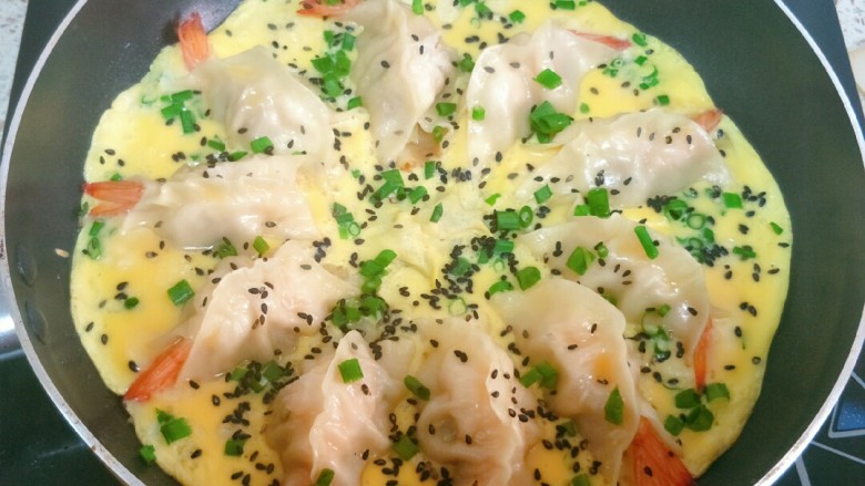 大虾抱蛋煎饺,蛋液快凝固的时候,撒上葱花和<a style='color:red;display:inline-block;' href='/shicai/ 668'>黑芝麻</a>