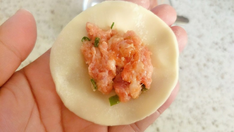 大虾抱蛋煎饺,取一张饺子皮,包入适量饺子馅
