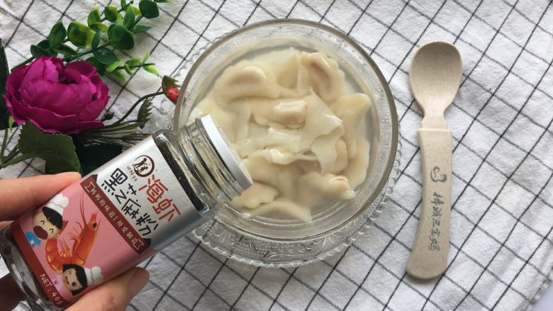 云朵迷你饺,下锅煮熟撒入海虾黑芝麻粉即可