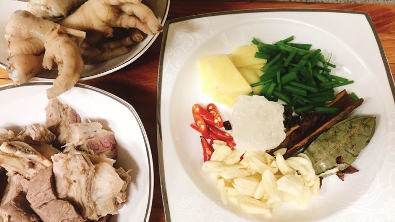红烧牛肉高汤面,热锅,准备爆炒牛肉。