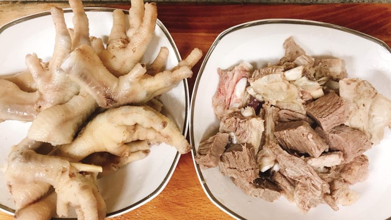 红烧牛肉高汤面,将焯水好的牛肉和鸡爪盛出,备用。