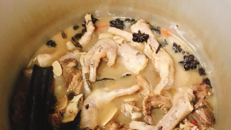 红烧牛肉高汤面,面条熟的同时,肉也炖好了,加入一勺生抽,喜欢重口味的可以加入一勺老抽,上色会更浓重一点。