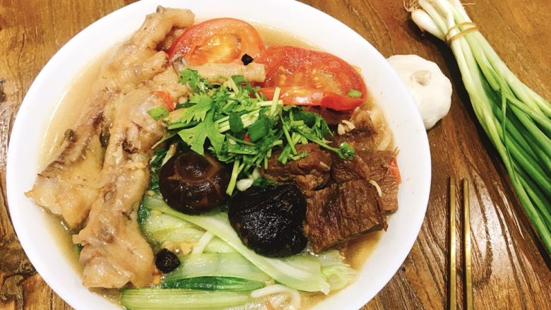 红烧牛肉高汤面,美味的高汤牛肉面做好啦。
这是今晚的晚餐,最接地气的实物照,喜欢的点关注哦,每天坚持更新。