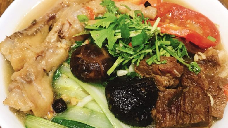 红烧牛肉高汤面,将面条盛出,青菜西红柿盛入,加入炖好的牛肉,鸡爪子,淋上高汤,撒上葱花,<a style='color:red;display:inline-block;' href='/shicai/ 131'>香菜</a>。