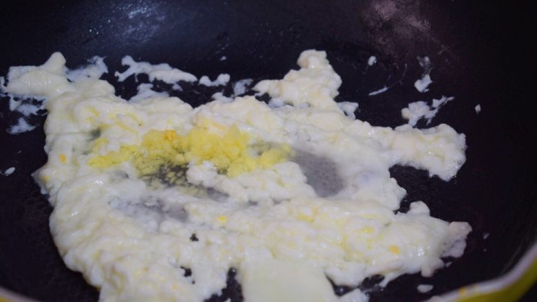 赛螃蟹,倒入剩余的生姜汁,炒出香味