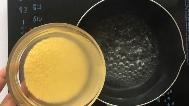 小米山药粥,起锅做水,水开倒入小米
