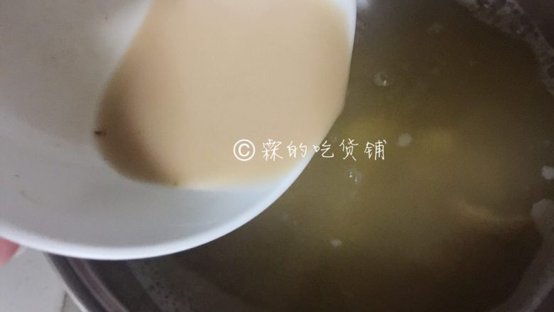 桂花鲜栗羹,倒入藕粉勾芡