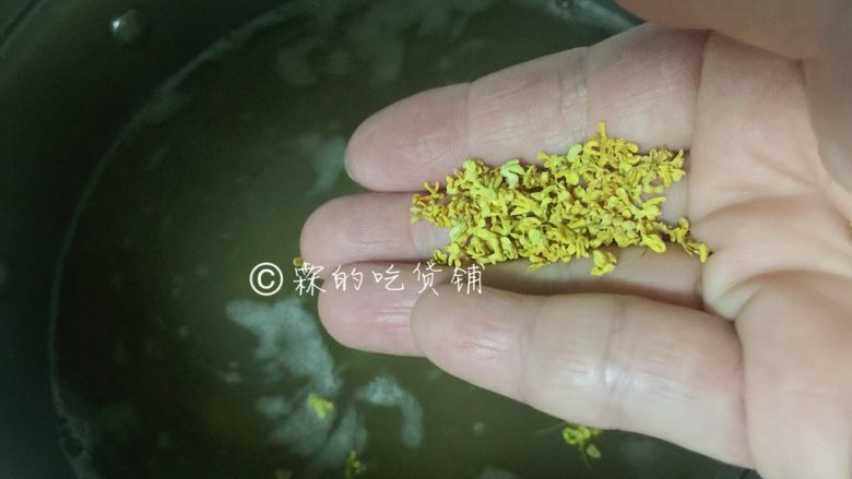 桂花鲜栗羹,再次烧开后撒上<a style='color:red;display:inline-block;' href='/shicai/ 143337'>干桂花</a>,调匀