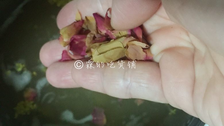 桂花鲜栗羹,关火后再撒上玫瑰花瓣