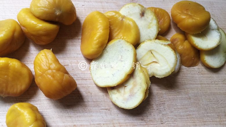 桂花鲜栗羹,洗净入锅,旺火煮约20分钟,捞出,剥去壳和内膜,随后切片(千万不能完全煮熟,否则切片时就会碎)