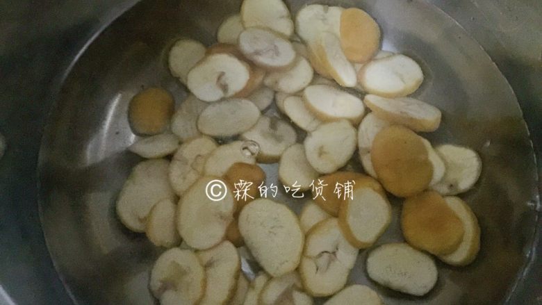 桂花鲜栗羹,锅里放水,烧开后倒入栗子片,煮至栗子完全熟