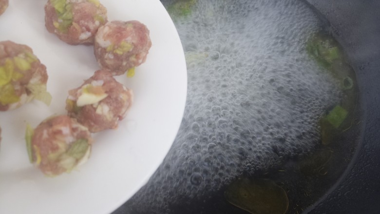 紫菜肉丸子汤,大火把水烧开,然后把丸子下进去。