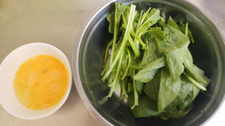 西红柿菠菜鸡蛋汤,把鸡蛋打入碗中,搅拌均匀。再把菠菜切成段。