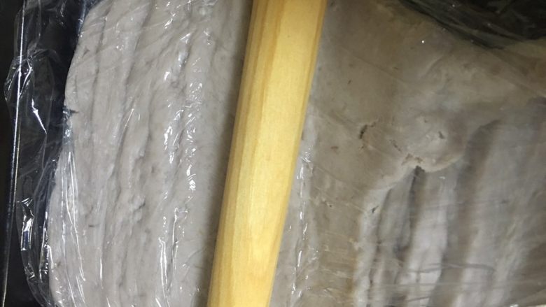 冰皮月饼
芋泥馅,如果想要芋泥更细腻没有颗粒感的话,可以放入比较厚的保鲜袋里用幹面扙压匀即可。
