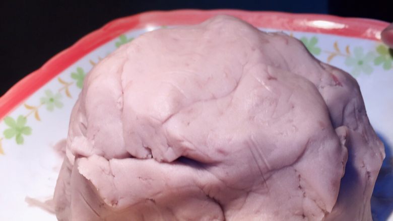 冰皮月饼
芋泥馅,分次加入炼奶直至成团不硬,不粘手,如上图就可以了。