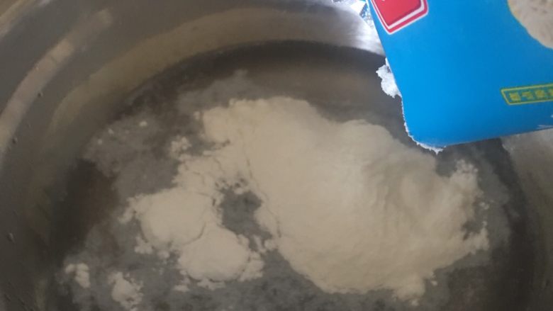 冰皮月饼
芋泥馅,冰皮粉一袋是250克,倒入用250克80几度的开水中快速拌匀。