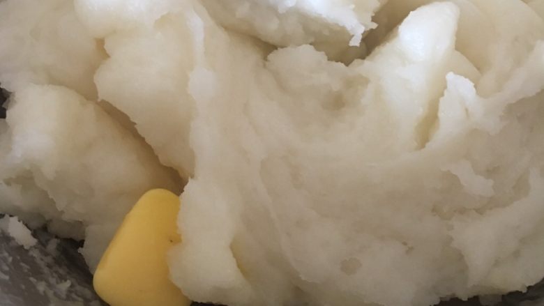 冰皮月饼
芋泥馅,加入20克的黄油趁热抓匀,黄油看个人喜欢,可加可不加。