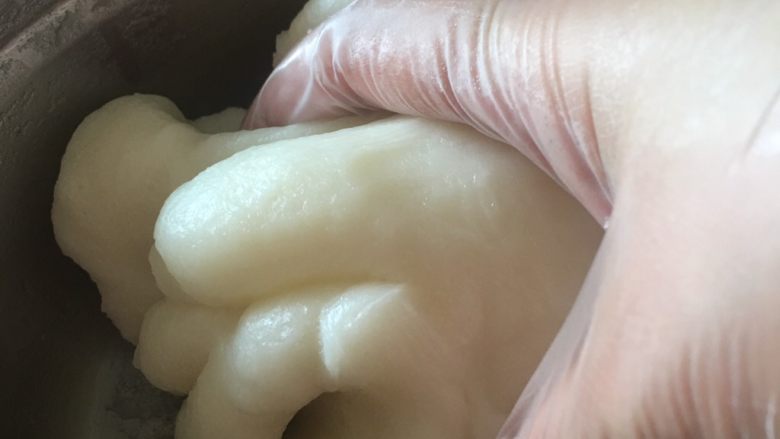 冰皮月饼
芋泥馅,继续抓,面皮表面变光滑。