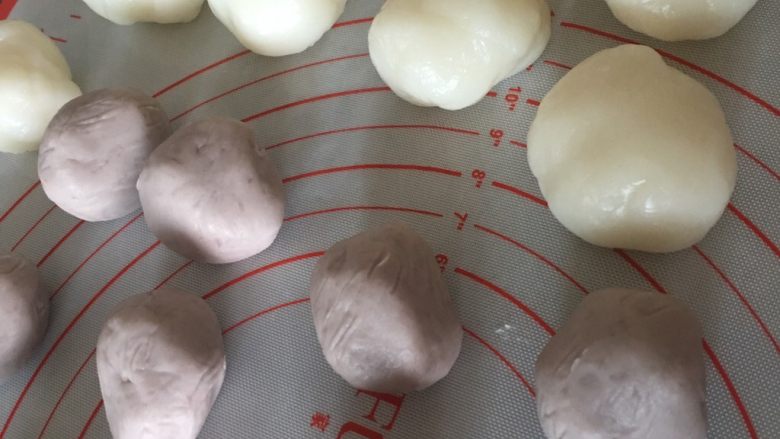 冰皮月饼
芋泥馅,把冰皮和芋泥各分成每个25克的小圆。