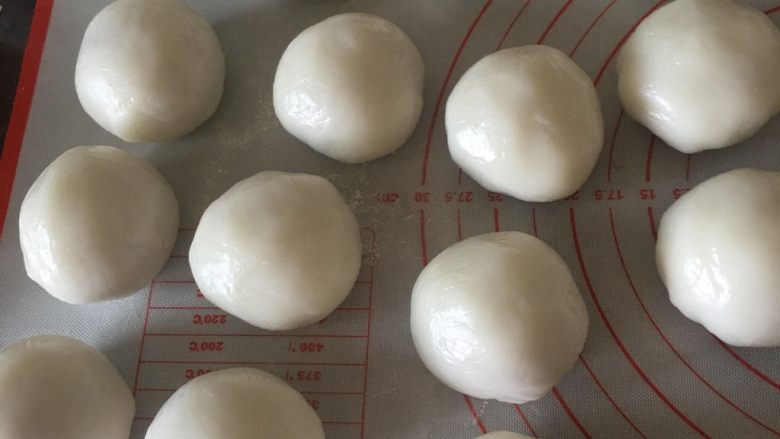 冰皮月饼
芋泥馅,收口,整成一个50克左右的圆。