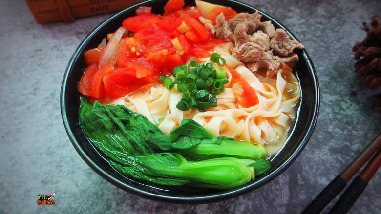 番茄牛肉面,面条捞出淋干水份,放入碗里,
将煮好得汤汁浇到面条上,撒上少许葱花即可