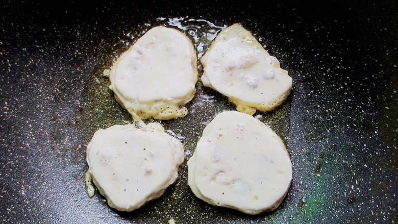 鱼香香酥藕夹,藕夹油炸更好吃，为了健康，我采取小火少油煎至的方法