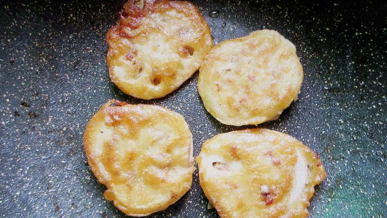 鱼香香酥藕夹,煎至两面金黄,即可出锅