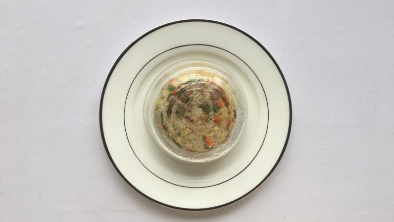 蛋包饭,倒扣放入盘中